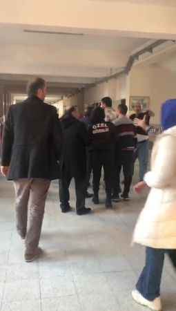 Veliler okulu basıp öğretmenleri darp etti