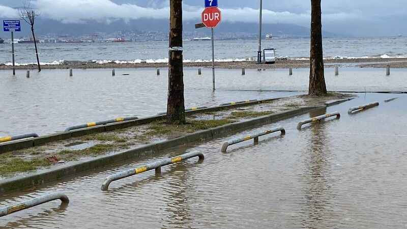 Kocaeli'de deniz taştı, sahil bandı suyla doldu