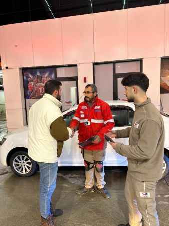 Derince’li gençlerden petrol ofisinde çalışanlara jest