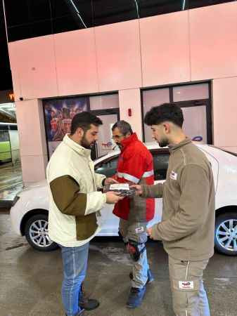 Derince’li gençlerden petrol ofisinde çalışanlara jest