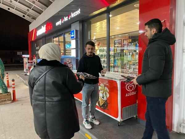 Derince’li gençlerden petrol ofisinde çalışanlara jest