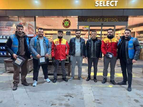 Derince’li gençlerden petrol ofisinde çalışanlara jest