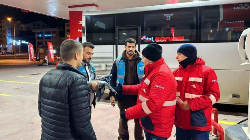 Derince’li gençlerden petrol ofisinde çalışanlara jest