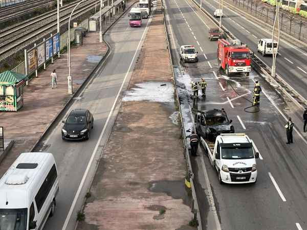 İzmit'te şehrin ortasında hafif ticari araç alev alev yandı