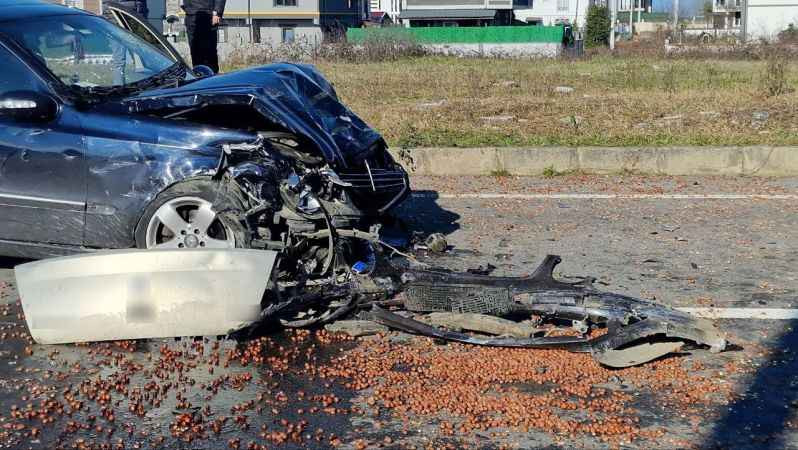 İki otomobil kavşakta çarpıştı: Ölü ve Yaralılar var