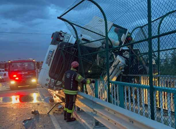 Tır devrildi, sürücü 2 saatte kurtarıldı
