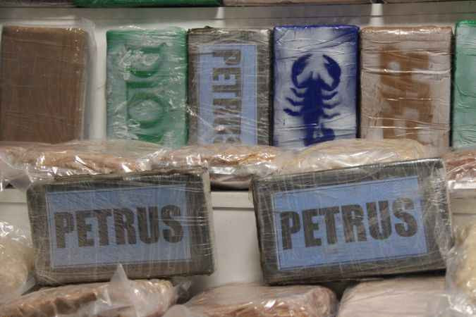 Uyuşturucu paketleri emniyette sergilendi