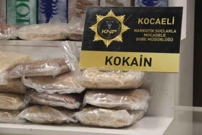 Uyuşturucu paketleri emniyette sergilendi