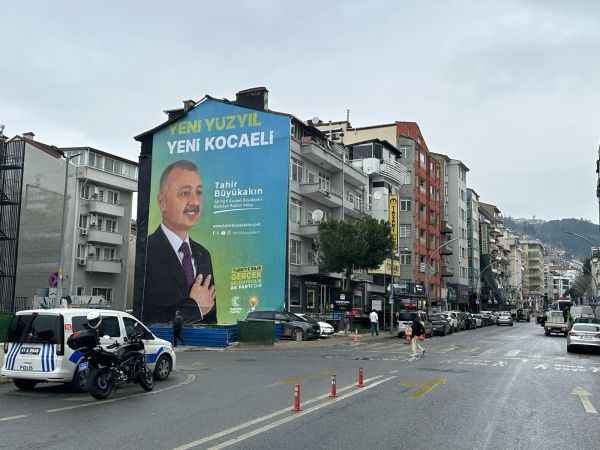 Büyükakın’a büyük afiş!