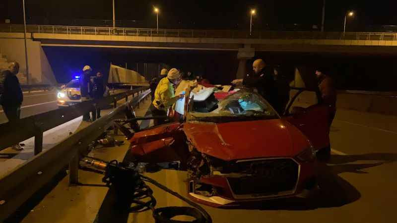 Önce tıra, sonra bariyerlere çarpıp sürüklendi
