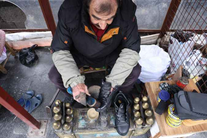 46 yıldır aynı yerde ayakkabı boyuyor