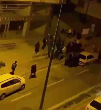 İki grup arasında tekmeli, yumruklu kavga