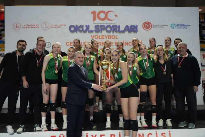 Bakan Bak: Voleybolda zirveye yürüyen Türkiye var