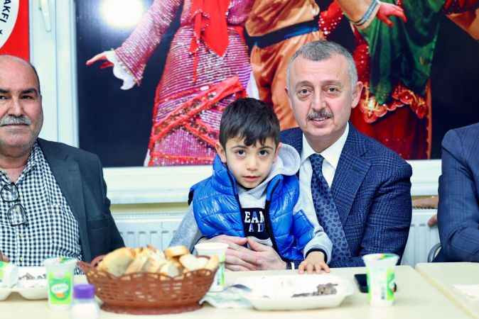 Büyükakın Cemevi’nde iftara katıldı gözler Zeki Aygün’ü aradı