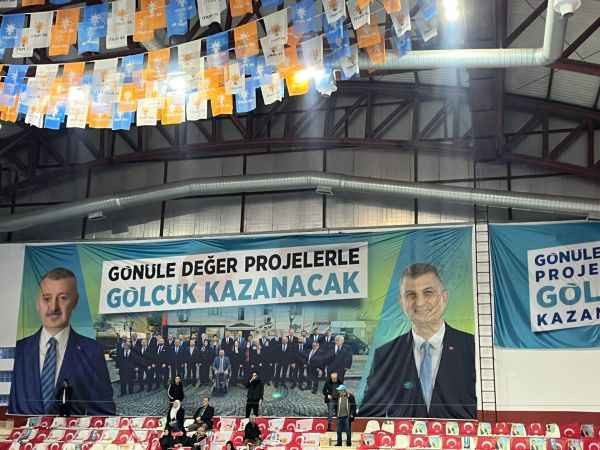 Sezer’in programında dikkat çeken afişler