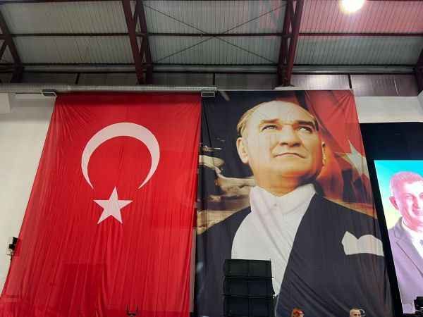 Sezer’in programında dikkat çeken afişler