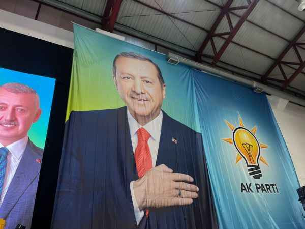 Sezer’in programında dikkat çeken afişler
