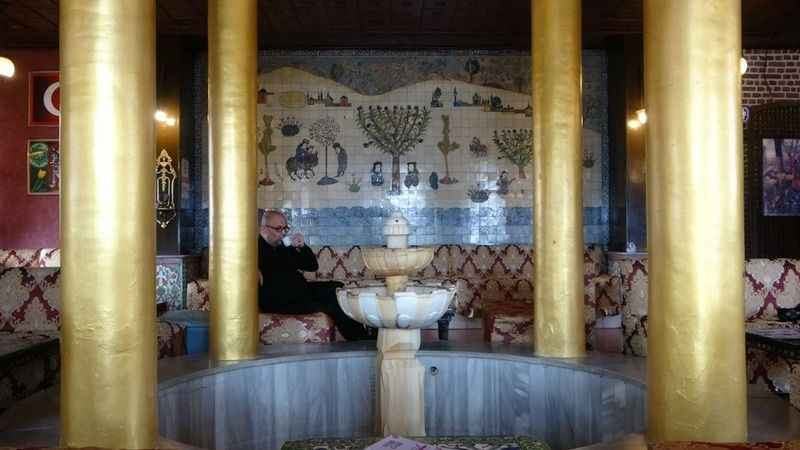 Asırlık çınarın altında 150 yıldır kahve içiliyor