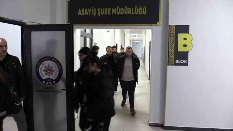 18 aracın kimlik bilgilerini deprem hasarlı araçlarla değiştirip piyasa süreceklerdi: 5 gözaltı