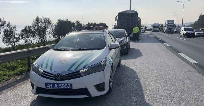 TEM’de yolcu otobüsü, tır ve hafif ticari araç çarpıştı : 1’i ağır 9 yaralı