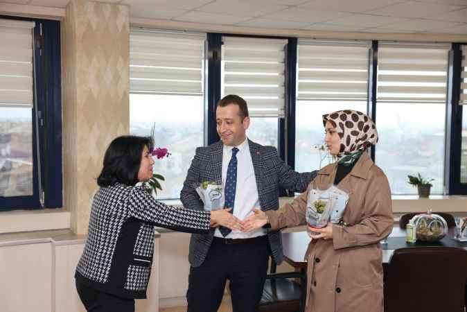 Hürriyet, Doğan gibi yapmadı: Tutuş, Belsa'da kadınlara çiçek dağıttı