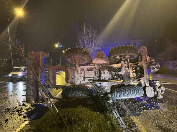 Bariyere çarpan iş makinesi refüje devrildi