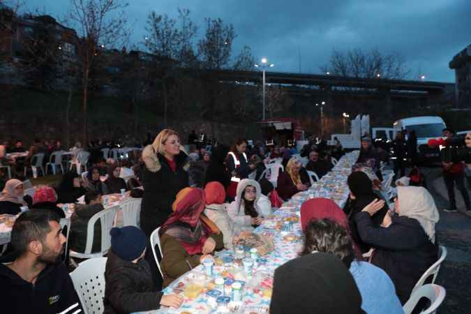 İzmit Belediyesinin mahalle iftarlarına büyük ilgi