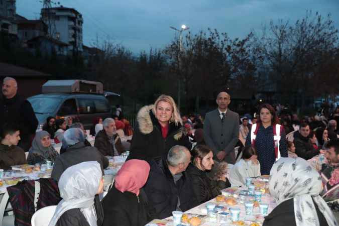 İzmit Belediyesinin mahalle iftarlarına büyük ilgi