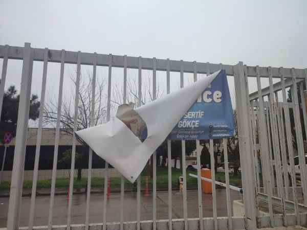 Kocaeli’de adayların afişlerini yırtan yırtana!