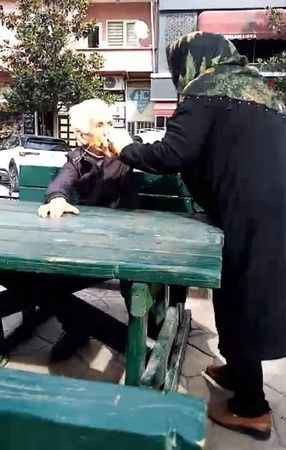 Eşini yeni kaybeden kadın, kendisini rahatsız eden adamı evire çevire dövdü