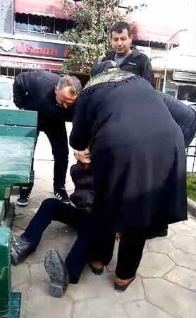 Eşini yeni kaybeden kadın, kendisini rahatsız eden adamı evire çevire dövdü