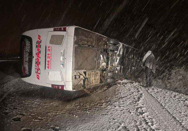 Bingöl'de yolcu otobüsü devrildi. Çok sayıda yaralı var