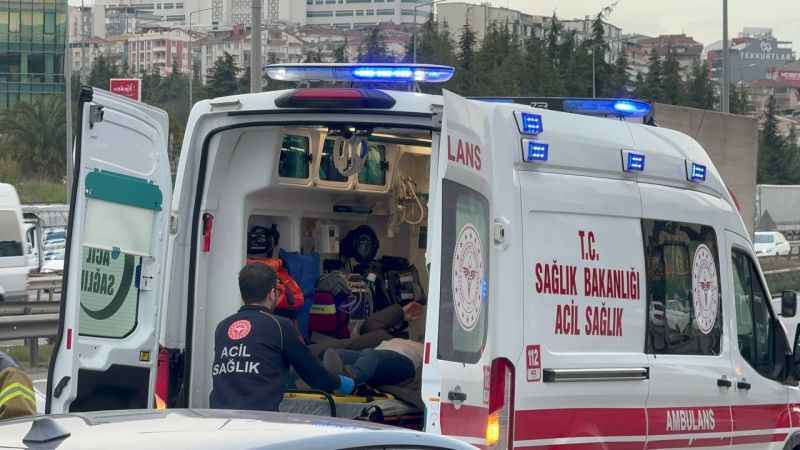 Çarpışan otomobillerden biri bariyere vurdu: Yaralılar var