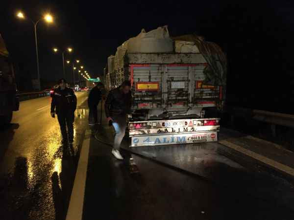 Seyir halindeki tırın lastikleri alev aldı