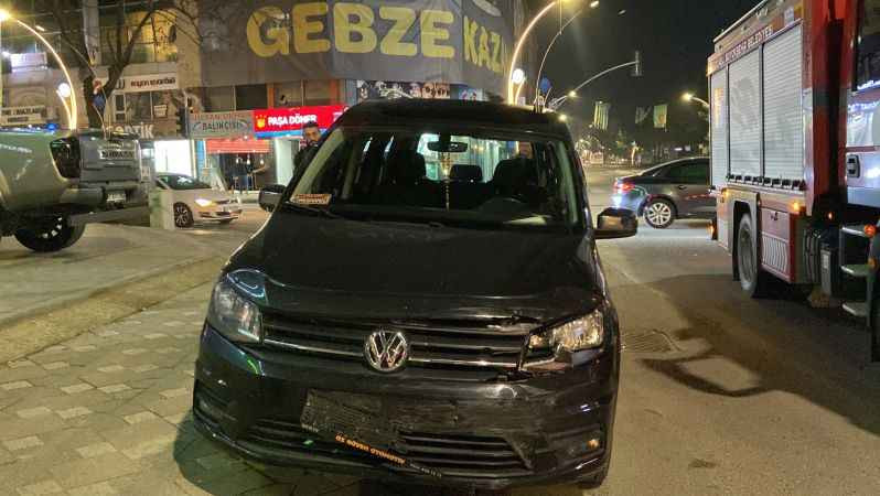 Hafif ticari araç otomobile çarptı: Yaralı var