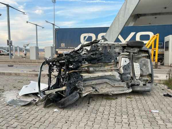 Gişeye çarpıp taklalar attı, motoru fırladı: 1 ağır yaralı