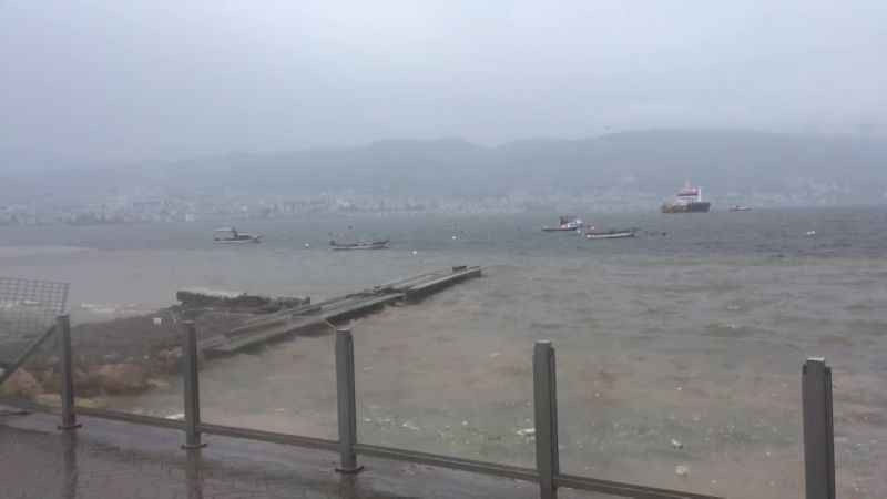 Fırtına çıktı Körfez’in rengi değişti