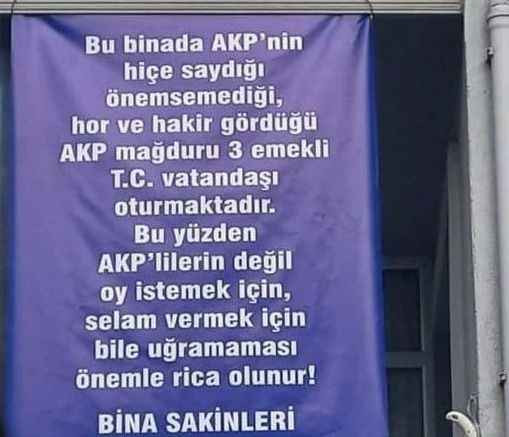 Emekliler yaşadığı binaya bu pankartı astı. "AKP'lilerin selam vermek için bile uğramaması rica olunur"