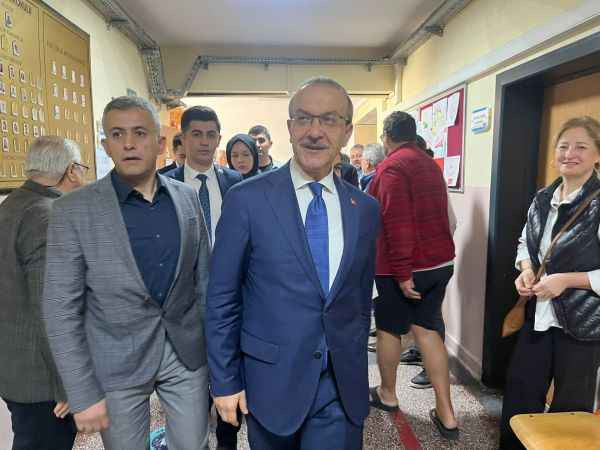 Vali Yavuz oy kullanmak için sıraya girdi