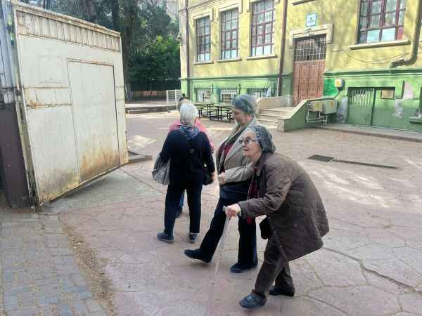 Bastonla oy kullanmaya geldiler