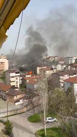 Kocaeli'de 2 katlı evin çatısı alevlere teslim oldu