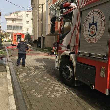 Kocaeli'de 2 katlı evin çatısı alevlere teslim oldu