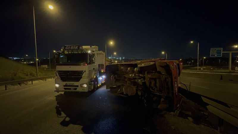 Virajı dönemeyen odun yüklü kamyon devrildi: Yaralı var