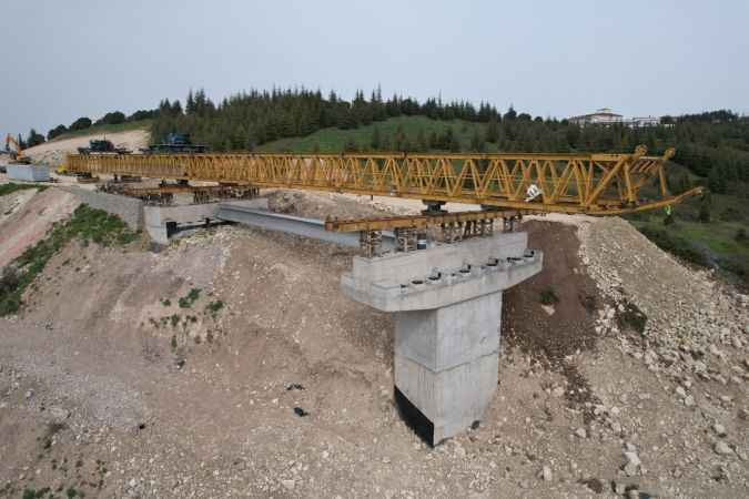 7 ayaklı köprüye 60 adet kiriş montajı yapılacak
