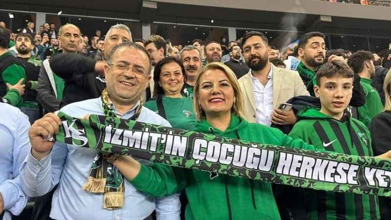 CHP'li belediye başkanları Kocaelispor maçında