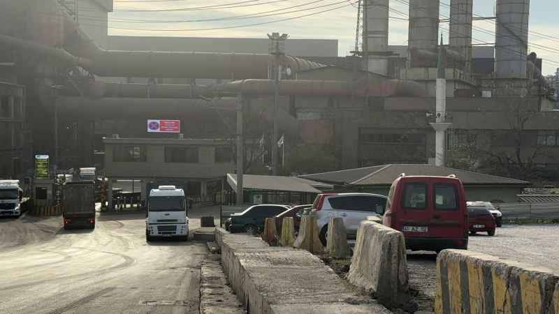 Biri turuncu duman saldı, diğeri ise simsiyah