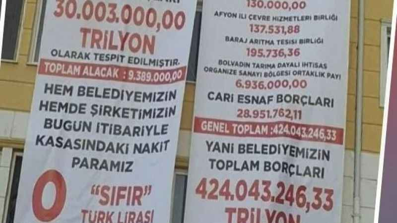 MHP'li başkan AKP'li eski başkandan kalan borçları pankart yapıp belediye binasına astı