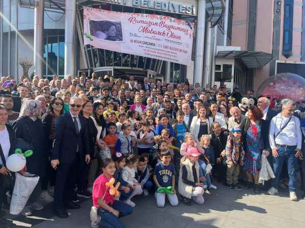 Hürriyet halkla bayramlaştı “Kocaeli’yi kırmızı haritaya ekleyeceğiz”