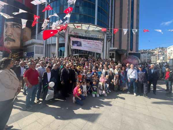 Hürriyet halkla bayramlaştı “Kocaeli’yi kırmızı haritaya ekleyeceğiz”