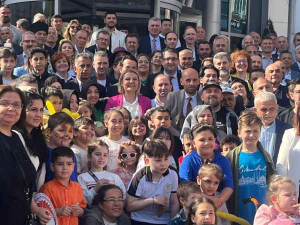 Hürriyet halkla bayramlaştı “Kocaeli’yi kırmızı haritaya ekleyeceğiz”